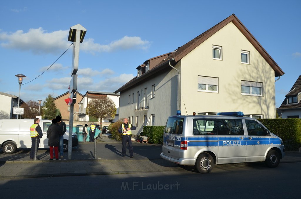 Arbeiter stuerzt mit Balkon ab Koeln Porz Zuendorf Westfeldgasse P27.JPG - Miklos Laubert